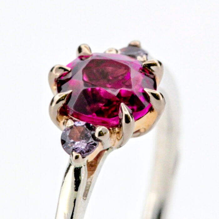 Handgjord ring i platina och guld med hallonröd granat och alexandriter.