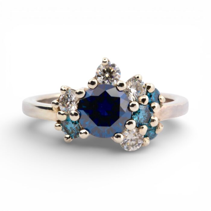 Handgjord silverring Vinterdröm med en stor blå moissanit och små klara stenar