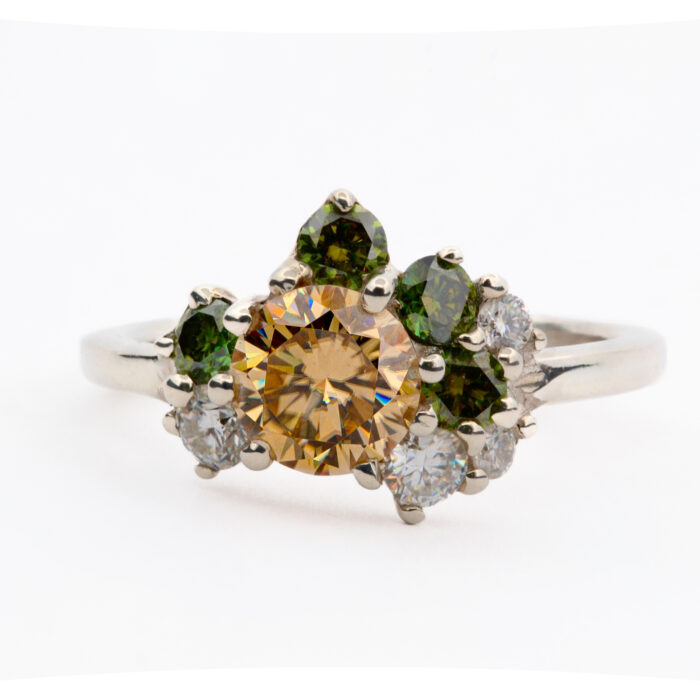 Handgjord silverring med en stor gul moissanit och gröna sidostenar