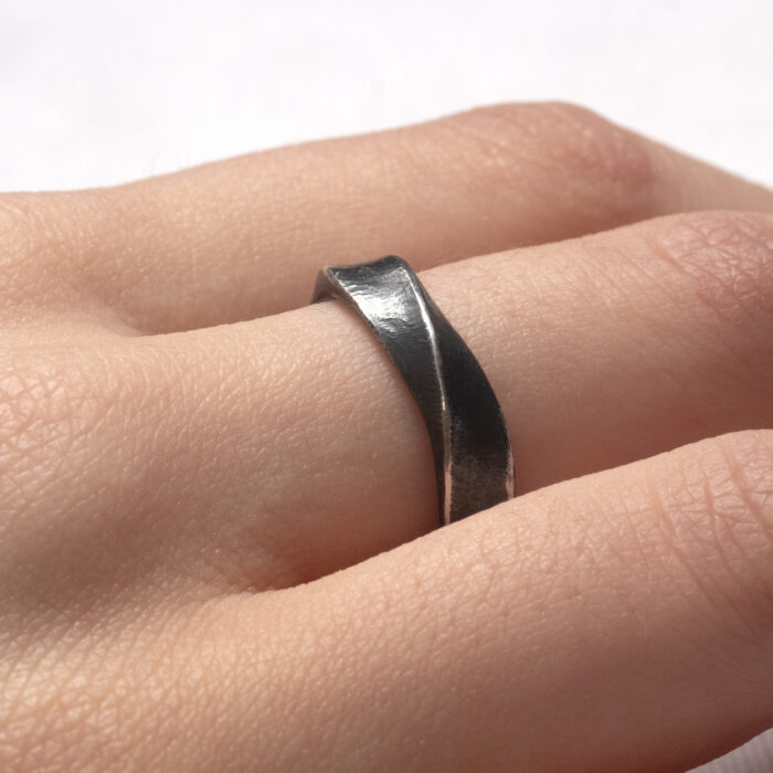 Oxiderad silverring Skuggans dans - Handgjort smycke av Kim Färm