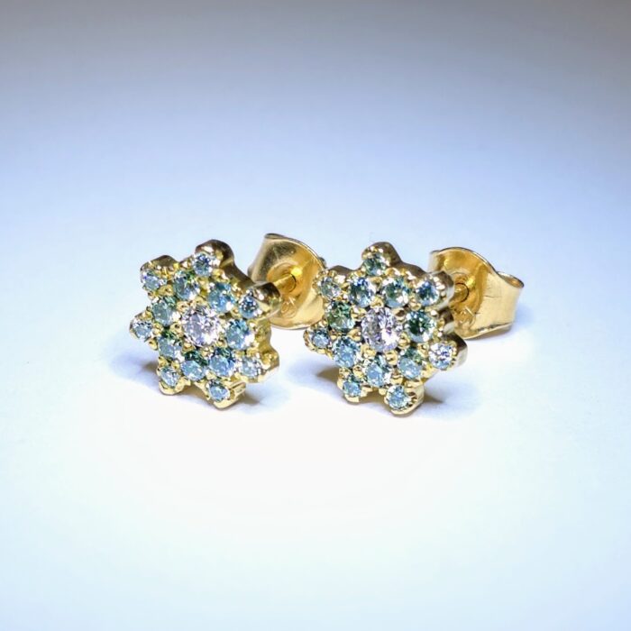 Exklusiva stjärnformade guldörhängen Rimfrost med blågröna moissaniter.