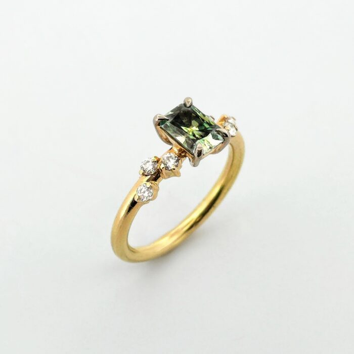 Exklusiv 18K guldring med grön moissanit radiant cut