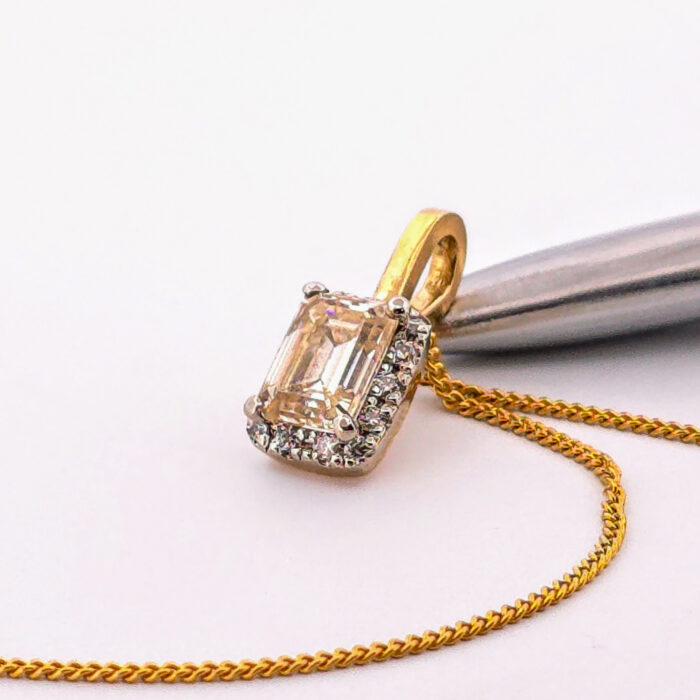 Hänge i 18K guld med champagnefärgad moissanit - Design Erik Oxelgren