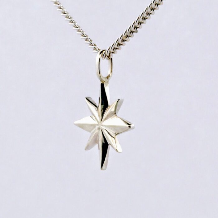 Hängsmycke kompassros i silver - Handgjort smycke Kim Farm