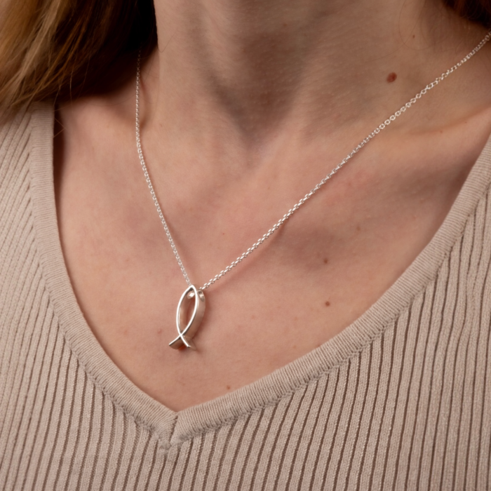 Dubbelsidigt Församlingspedagogtecken i 925 silver, högglanspolerad slät sida, handgjord av Kim