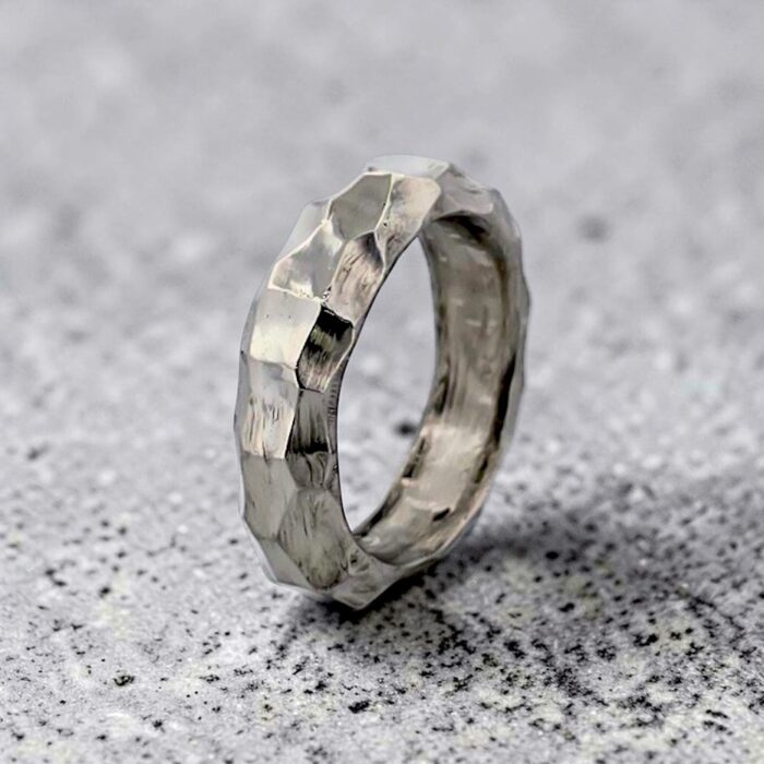 Massiv hamrad silverring för herr med polerad yta
