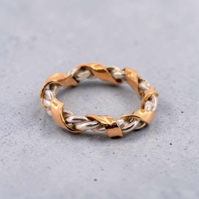 Handgjord flätad ring i silver och 18K guld designad av Erik Oxelgren
