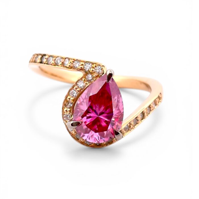 Guldringen Rosa Tår med en rosa moissanit handgjord av Erik Oxelgren