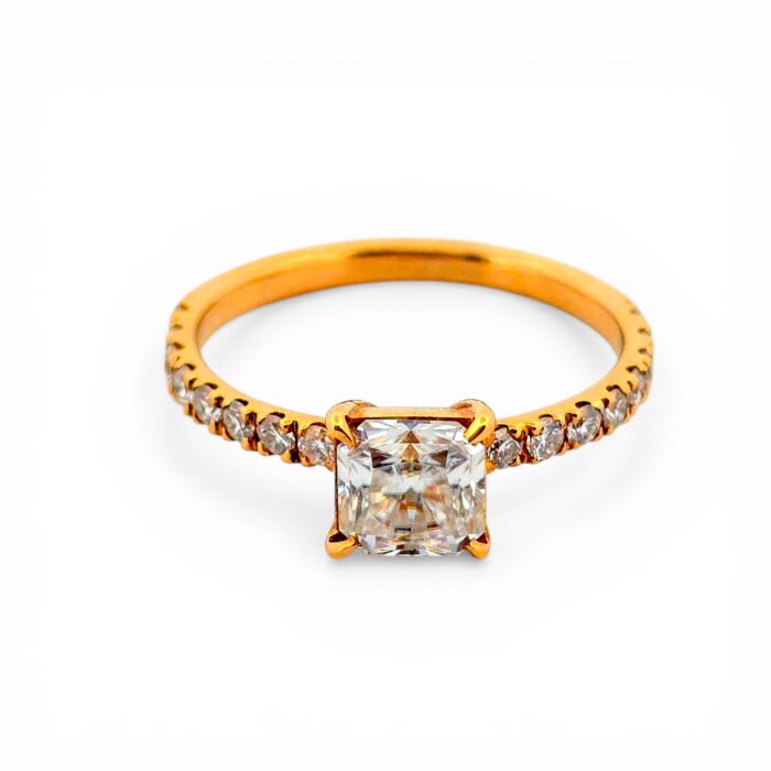 Klassisk Prinsessring i 18K guld med moissaniter handgjord i Lyckeby