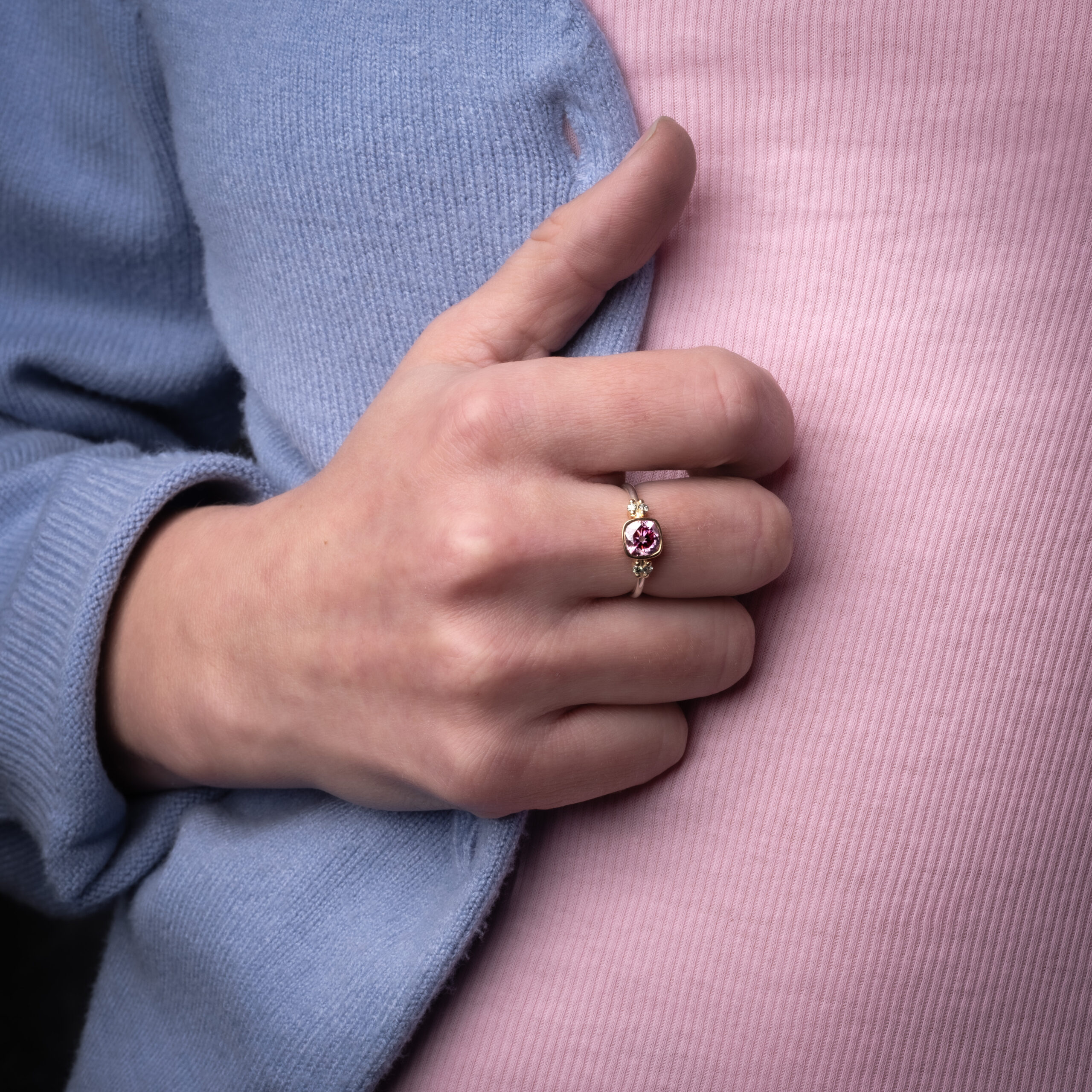Handgjord ring i silver och 18K guld med rosa moissanit och gröna sidostenar från Kim Färm Guldsmide.