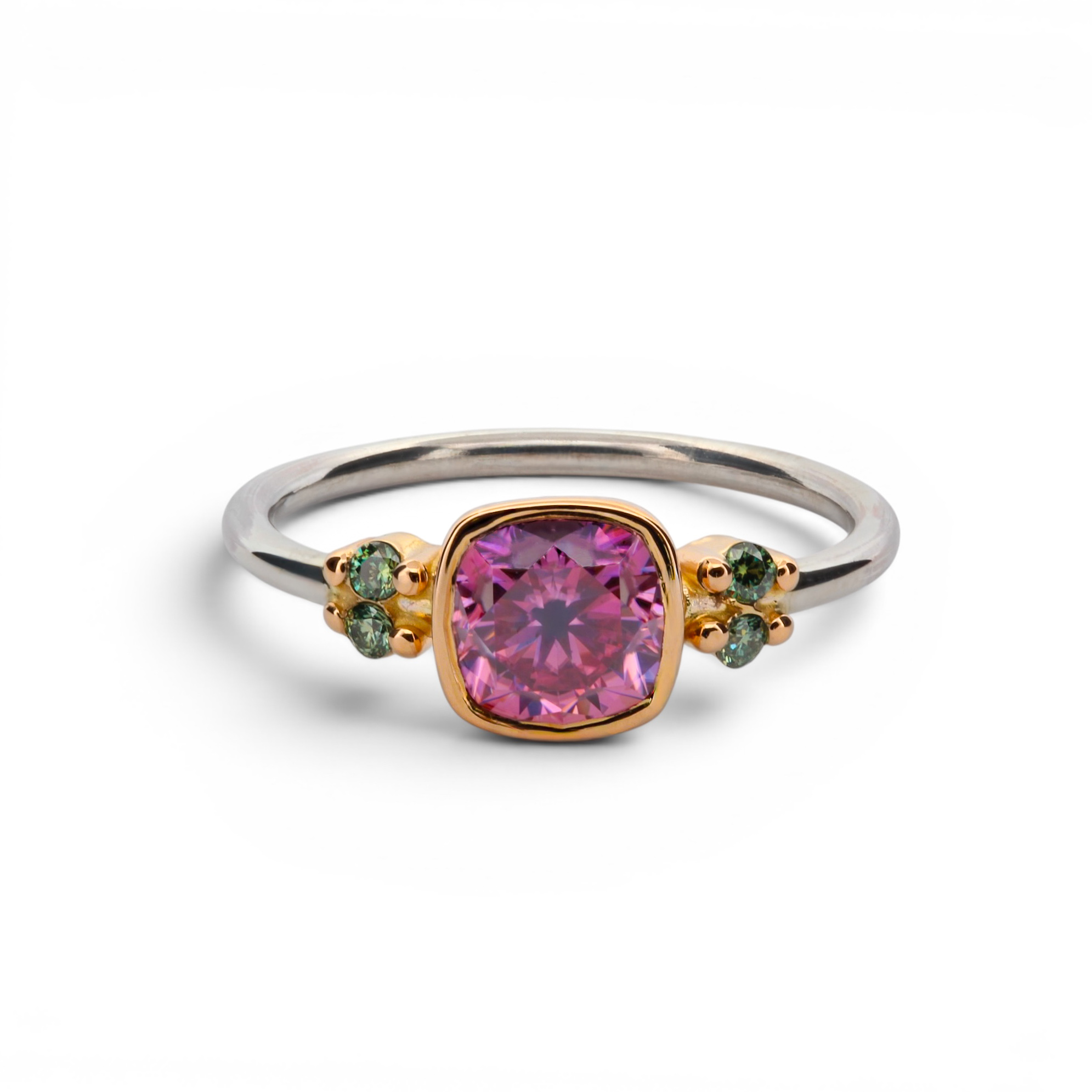 Handgjord ring i silver och 18K guld med rosa moissanit och gröna sidostenar från Kim Färm Guldsmide.
