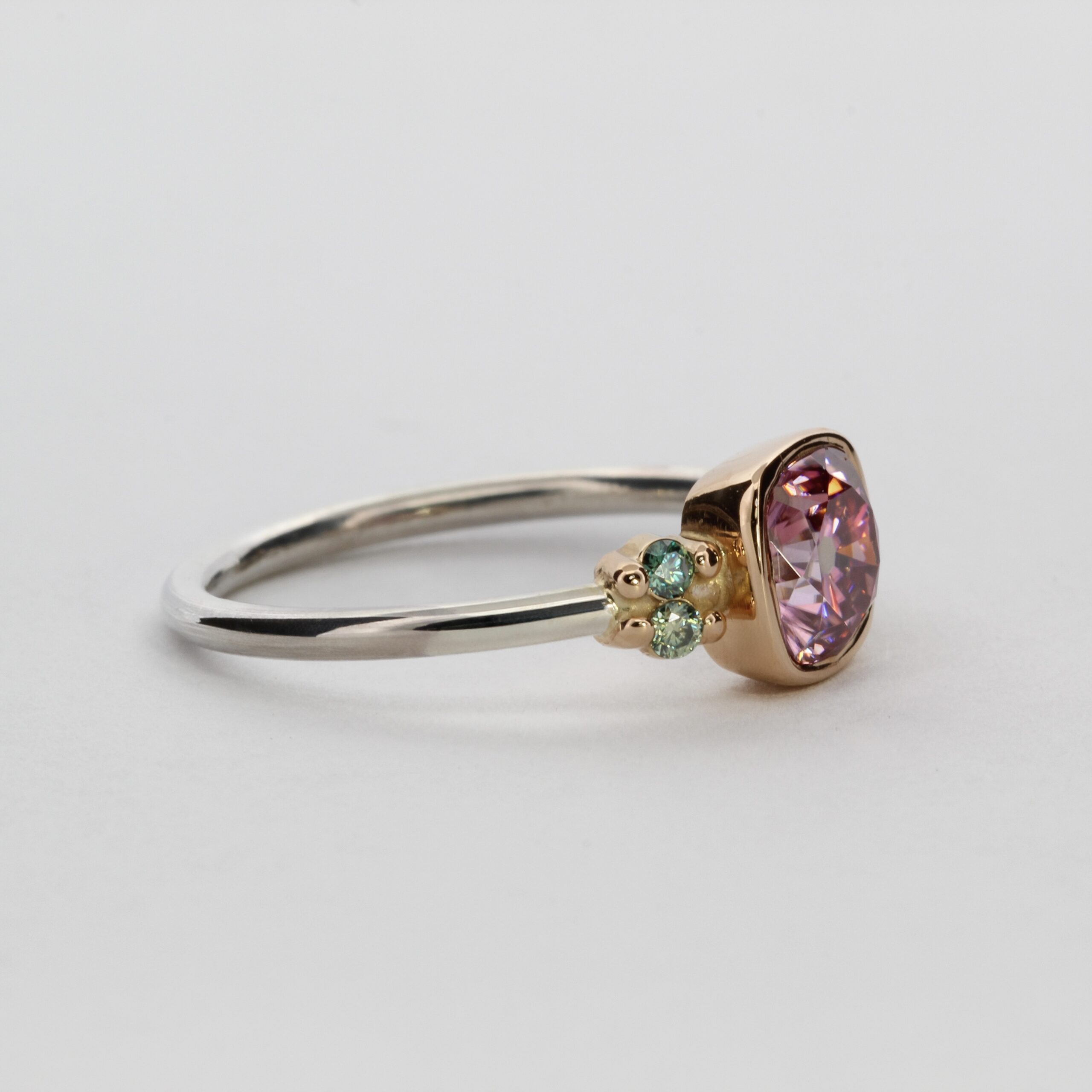 Handgjord ring i silver och 18K guld med rosa moissanit och gröna sidostenar från Kim Färm Guldsmide.