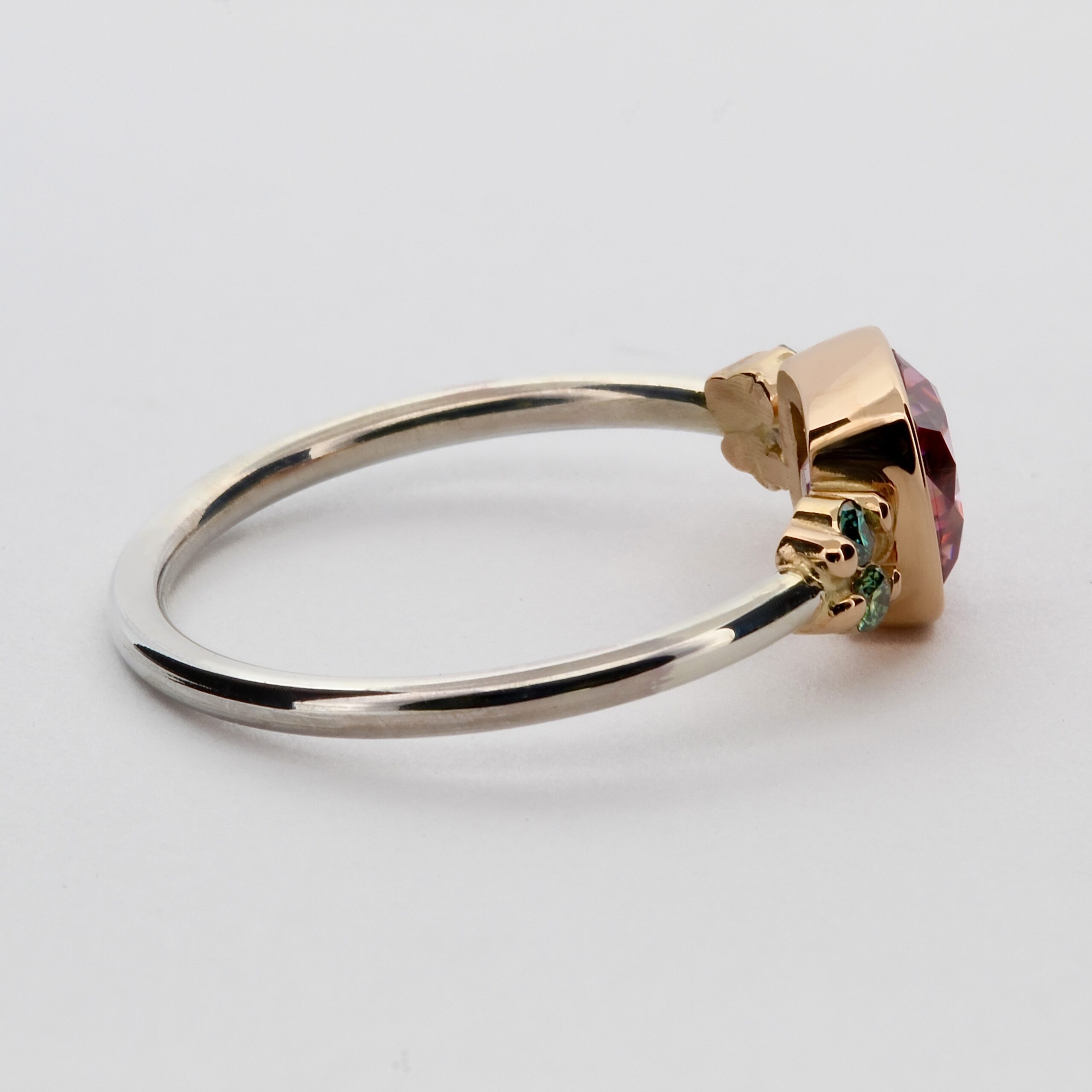 Handgjord ring i silver och 18K guld med rosa moissanit och gröna sidostenar från Kim Färm Guldsmide.