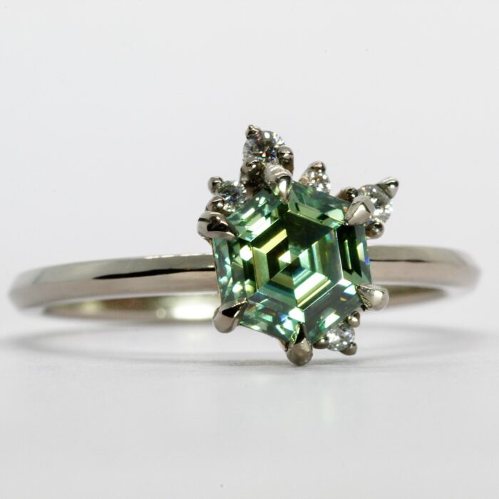 Kristallklar – Ring i Platina med Grön Moissanit
